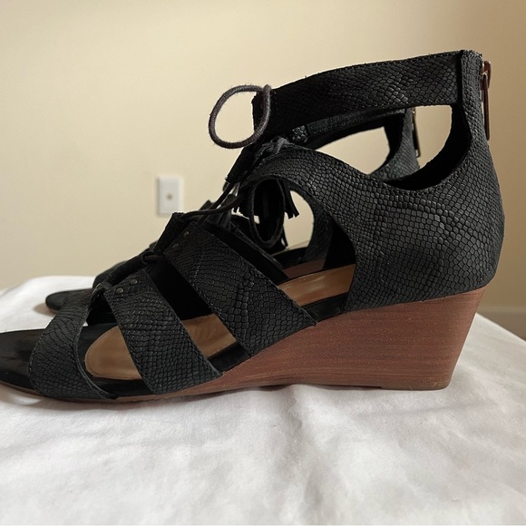 UGG Yasmin Snake Cage Black Leather Gladiator Lace up Zip Sandals Sz 9.5 EUC - Picture 6 of 9
